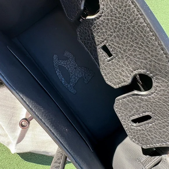 Elegant Black Leather Handbag - Picture 6 of 11